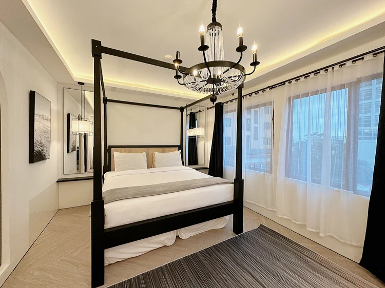 Los Angeles: Tempat tidur model canopy dengan lampu gantung kristal, jadi pusat kamar tidurnya.