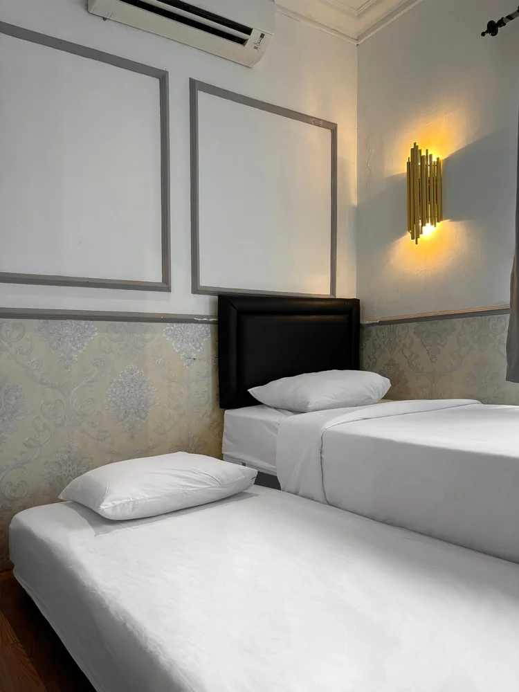 Paris: Sliding bed 90 + 90 cm dengan lampu dinding emas.