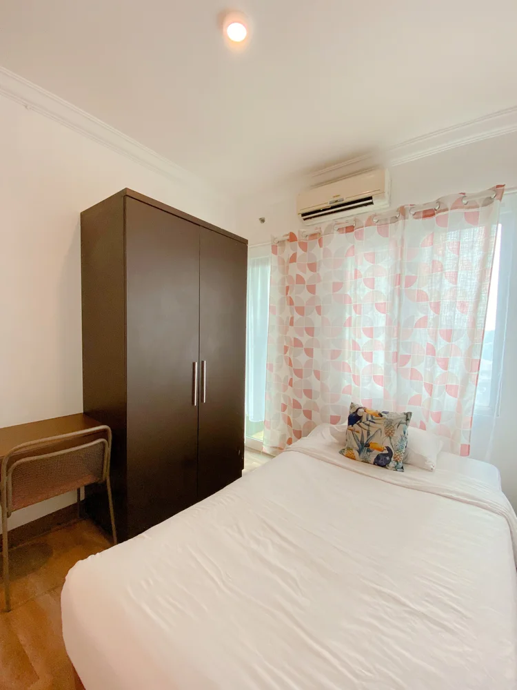 Oslo: Single bed dengan lemari pakaian dan AC sendiri, cukup untuk satu orang.