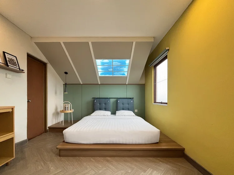 Seoul: Kamar utama: king bed 180 cm di panggung kayu, dengan panel langit-langit bergambar awan.