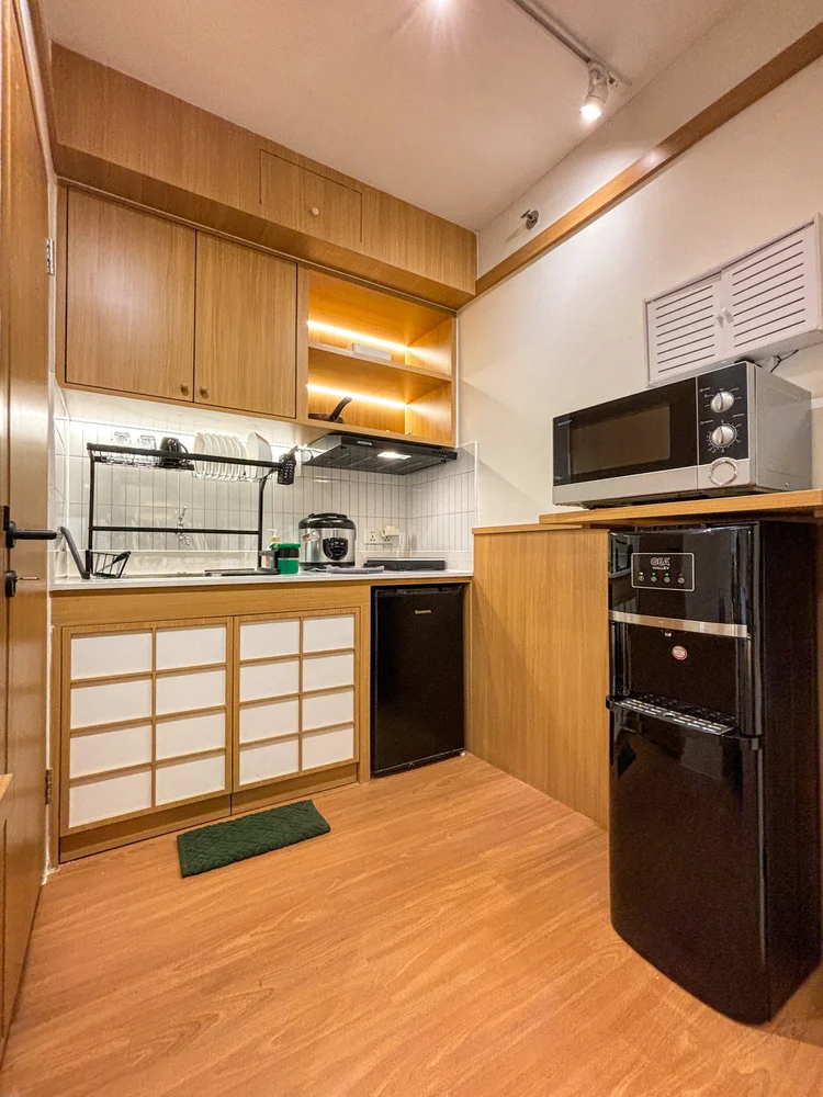 Omotesando: Dapur terbuka dengan microwave, kulkas, dan panel shoji di bawah kabinet.