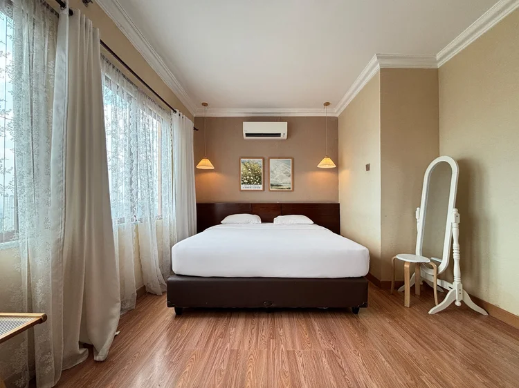 Busan: Cermin seluruh badan di kamar utama, buat cek penampilan sebelum keluar.