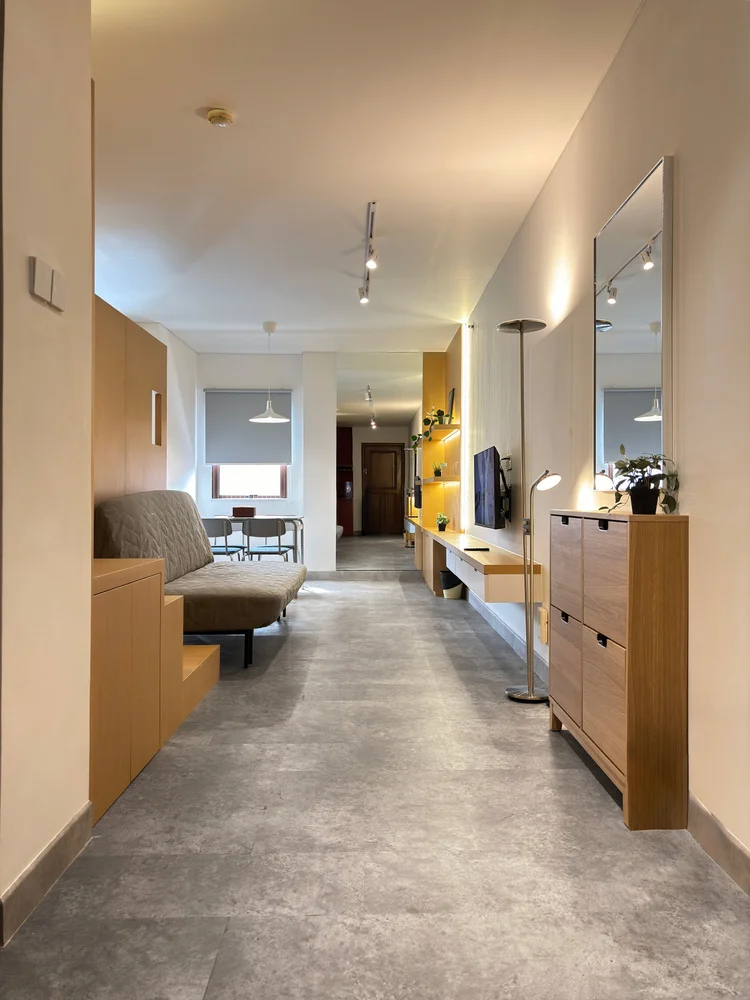 Helsinki: Lorong dengan cermin dan lemari kayu, menghubungkan area tidur dan ruang keluarga.