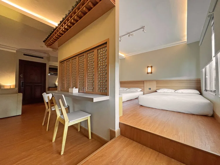 Nami: Area tidur di balik kisi: dua small double bed dengan AC.