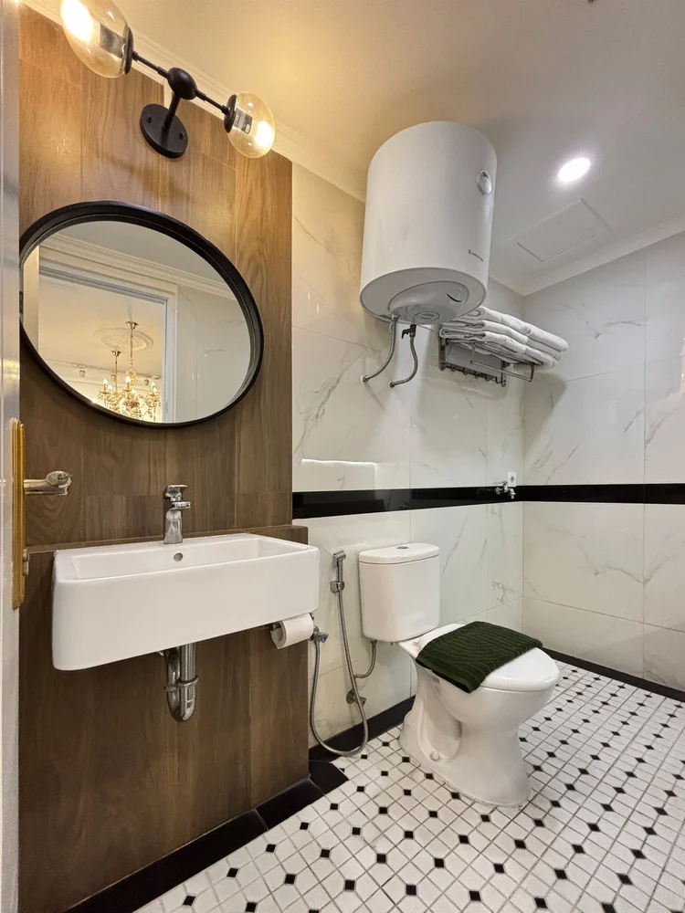 Paris: Kamar mandi dengan pemanas air dan ubin hitam putih ala Paris.