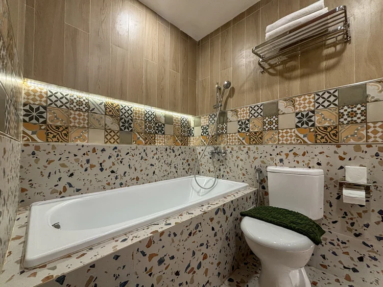 Havana: Kamar mandi kamar utama dengan bathtub, buat berendam setelah seharian jalan.