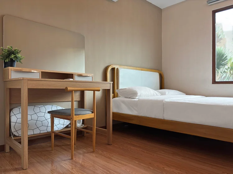 Nagoya: Kamar dengan queen bed 160 cm, meja rias, dan AC sendiri.
