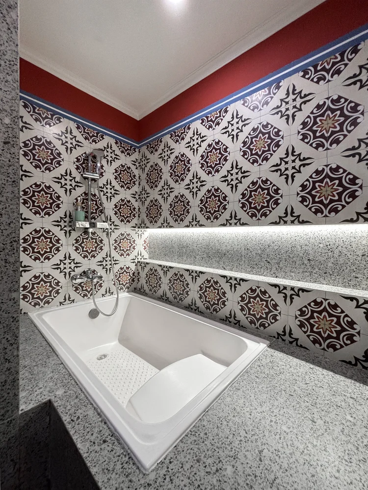 London: Kamar mandi utama punya bathtub, buat berendam santai setelah seharian jalan.