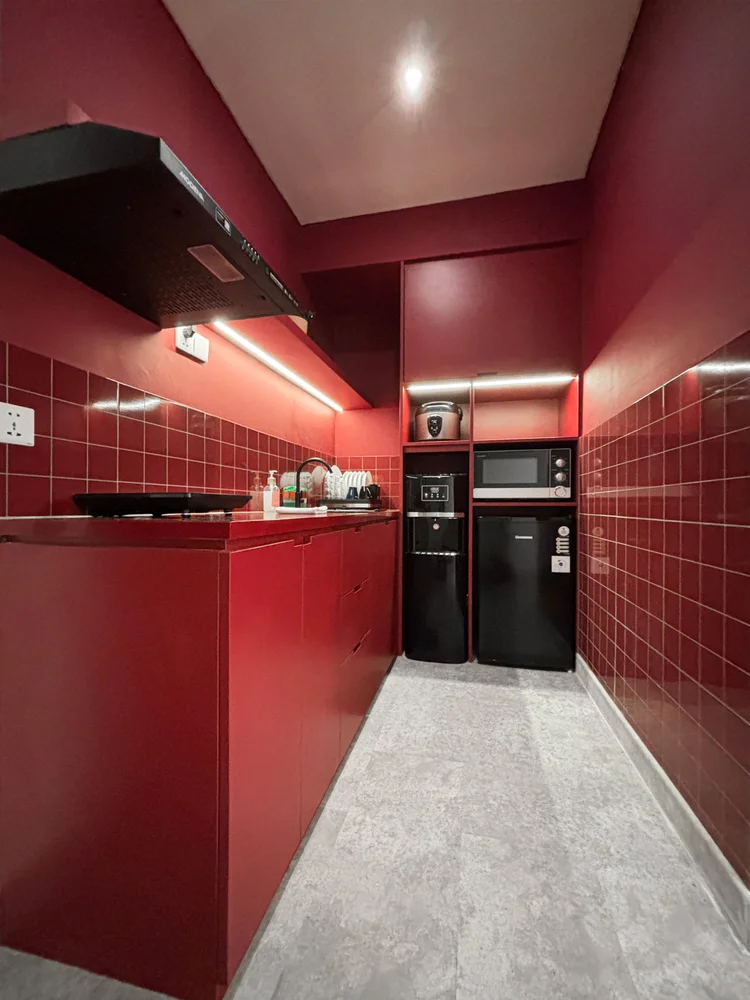 Helsinki: Dapur merah dengan kulkas mini dan microwave; minimarket di lobi jual bahan dasar buat masak.