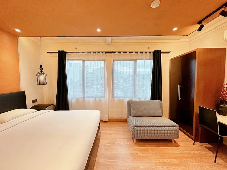 Melbourne: Lemari pakaian dan jendela lebar di kamar, dengan AC sendiri.