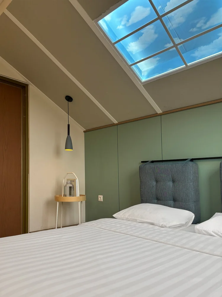 Seoul: Kamar utama punya AC, meja rias, lemari, dan kamar mandi dalam sendiri.