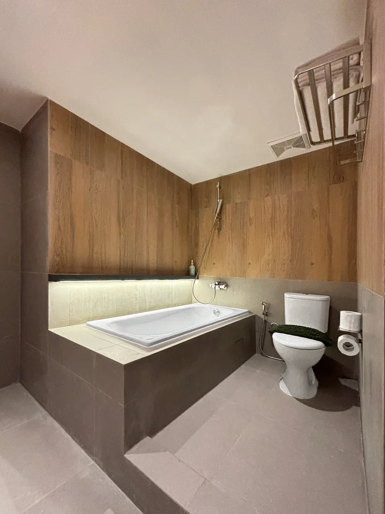 Nara: Bathtub dengan air panas, buat berendam setelah seharian jalan.