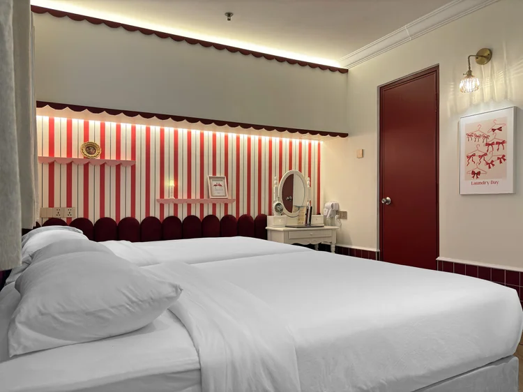 Chamonix: Kamar dengan AC, meja rias, dan garis merah putih ala kafe Prancis.