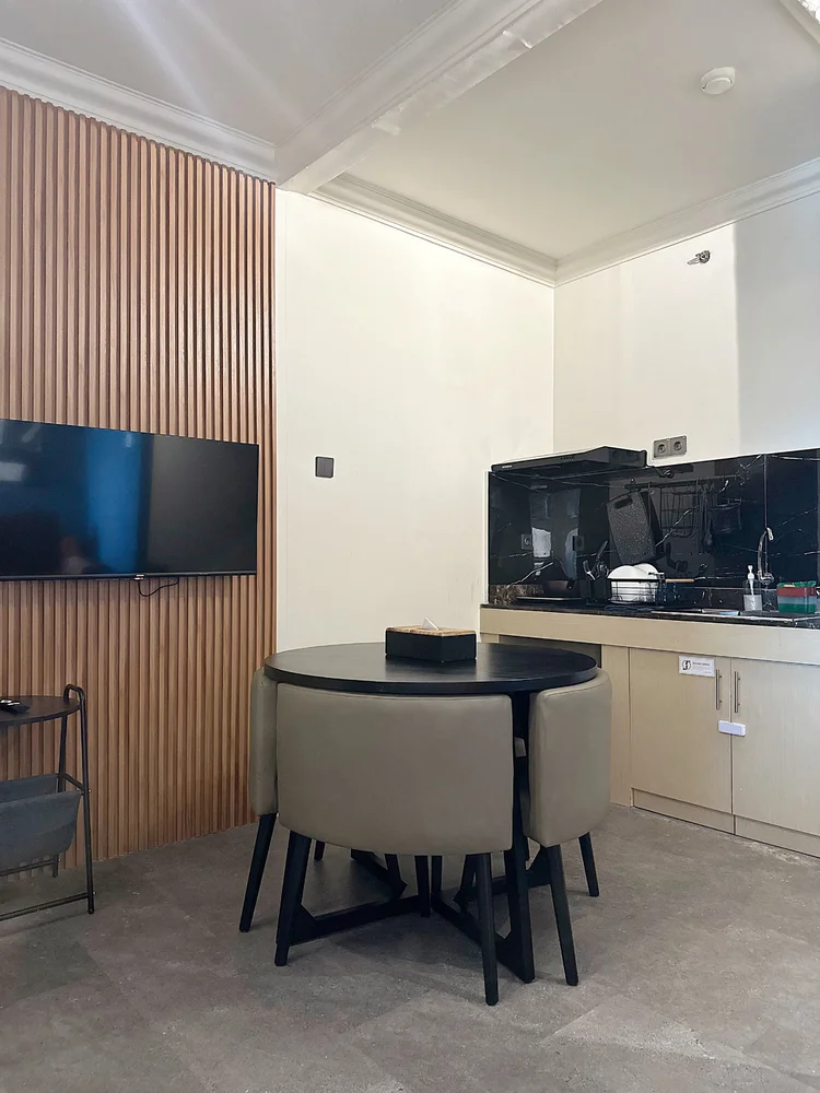 Boston: Meja makan untuk empat orang, cukup dekat untuk makan sambil nonton Netflix.