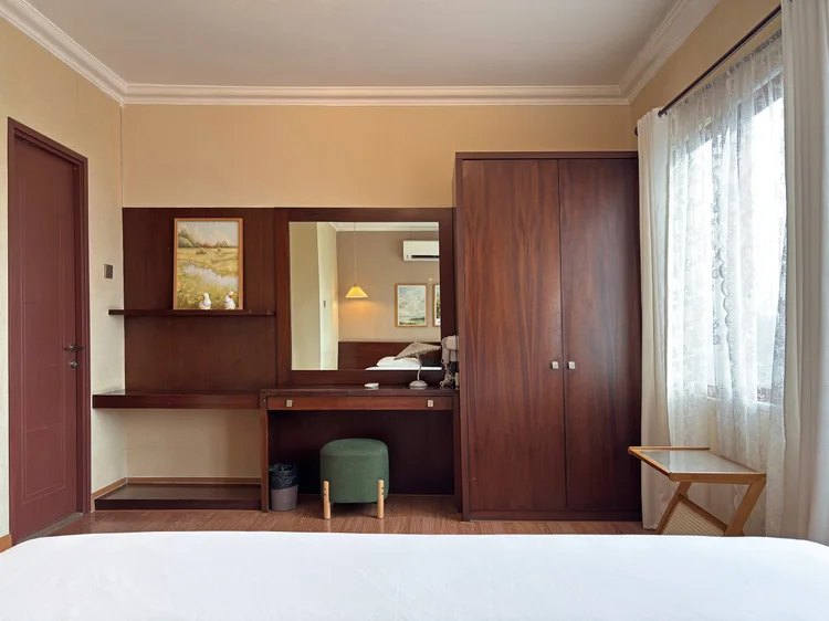 Busan: Lemari dan meja rias dengan cermin, ada di setiap kamar tidur.
