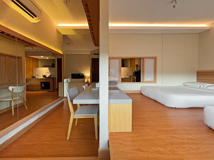 Nami: Dapur, meja makan, dan area tidur dalam satu ruang, muat 5, maks. 6 dengan extra bed.