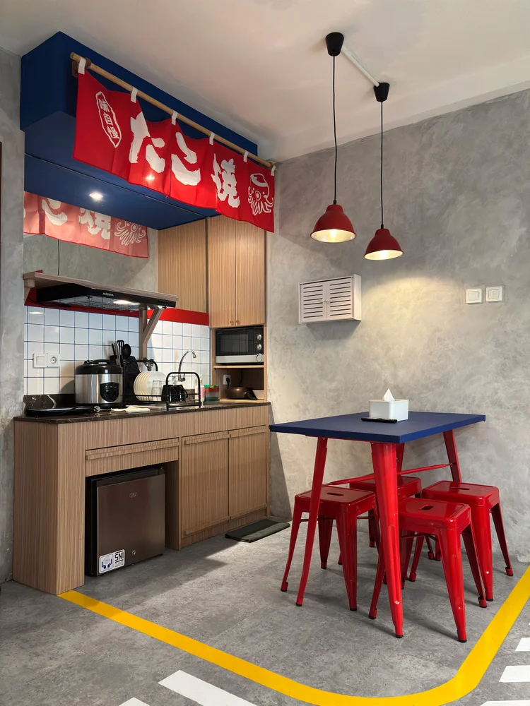 Shibuya: Dapur terbuka dengan kompor induksi, microwave, dan cooker hood, gaya kedai Jepang.