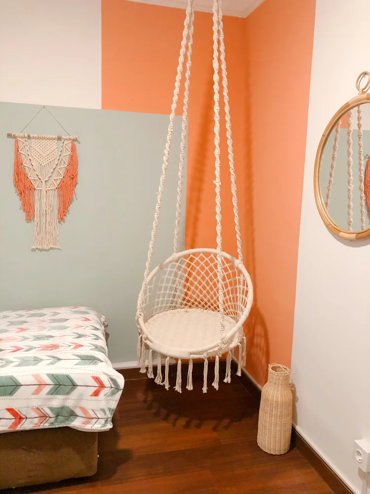 Havana: Sudut baca dengan ayunan rotan dan hiasan macrame, di kamar kedua.