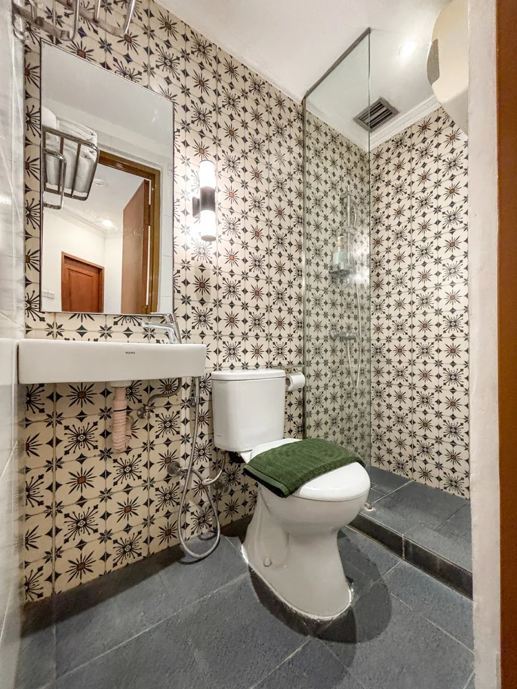 Chicago: Salah satu dari dua kamar mandi, dengan keramik bermotif dan shower air hangat.