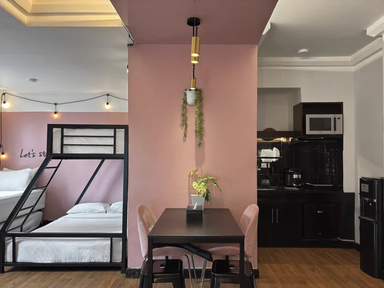Myeong-dong: Dari tempat tidur susun ke meja makan dan dapur, semua dalam satu ruang.
