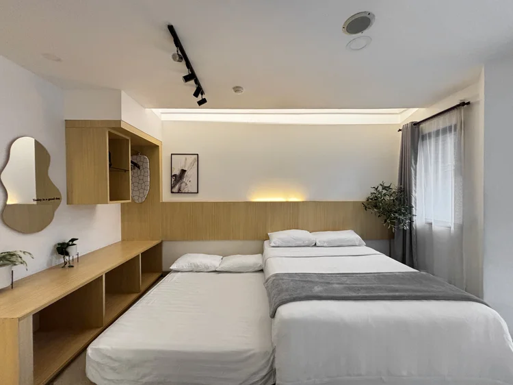 Sydney: Kasur sliding: bagian bawahnya ditarik keluar jadi dua small double bed.