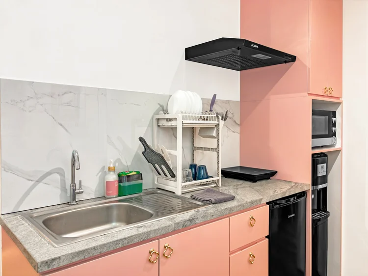 Milan: Dapur terbuka: bak cuci, kompor induksi, microwave, dan kulkas.