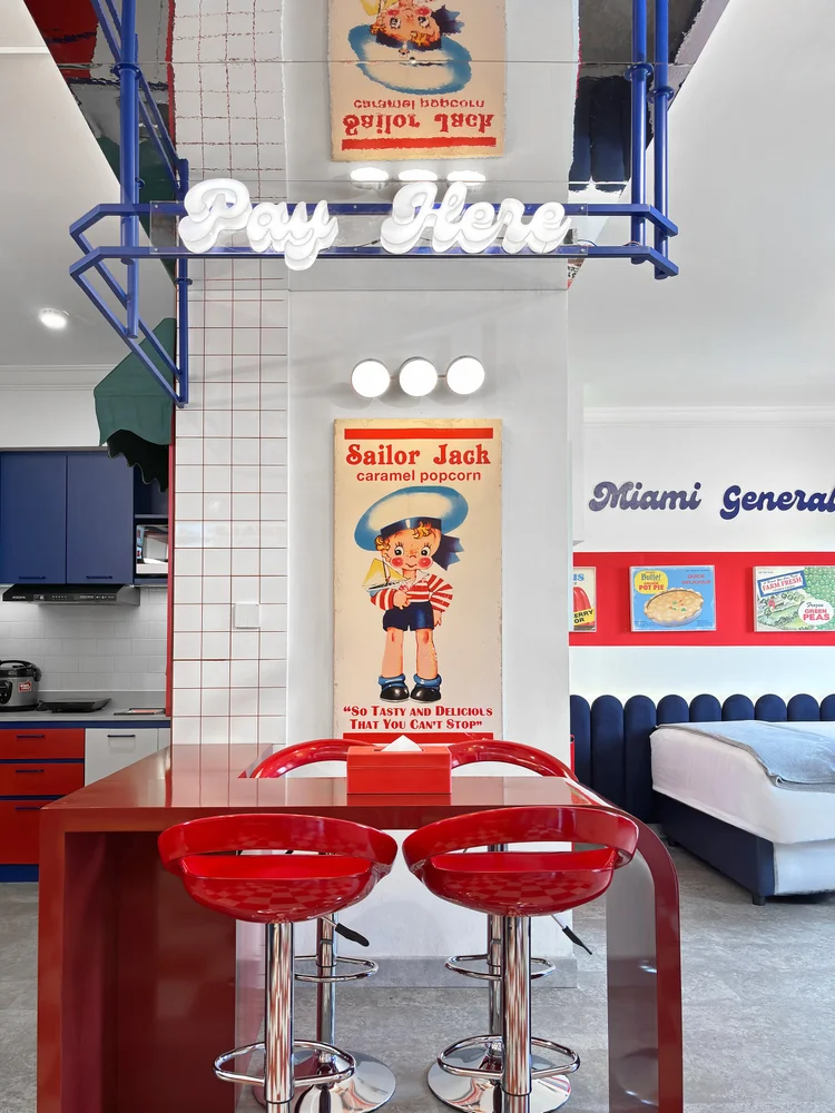 Miami: Papan Pay Here dan poster lama, detail tema supermarket.