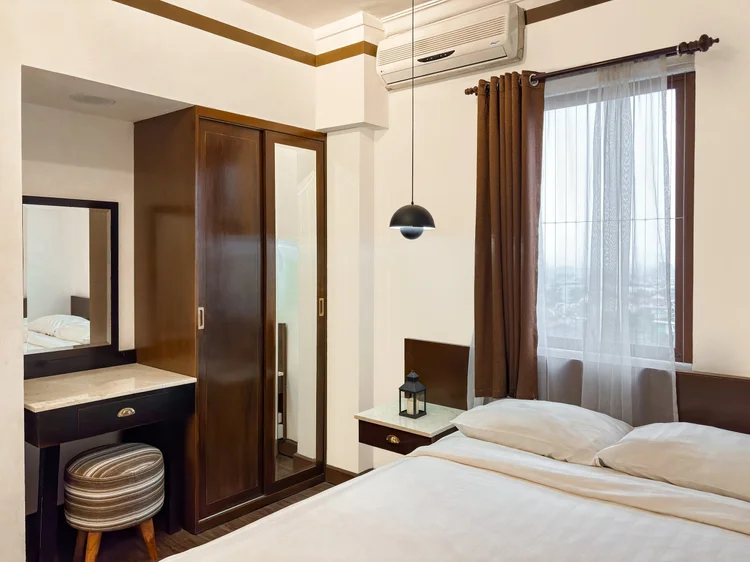Norfolk: Kamar dengan queen bed 160 cm, meja rias, lemari pakaian, dan AC sendiri.