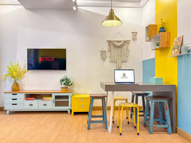 St. Tropez: Smart TV dengan Netflix dan meja makan yang bisa jadi meja kerja sebentar.