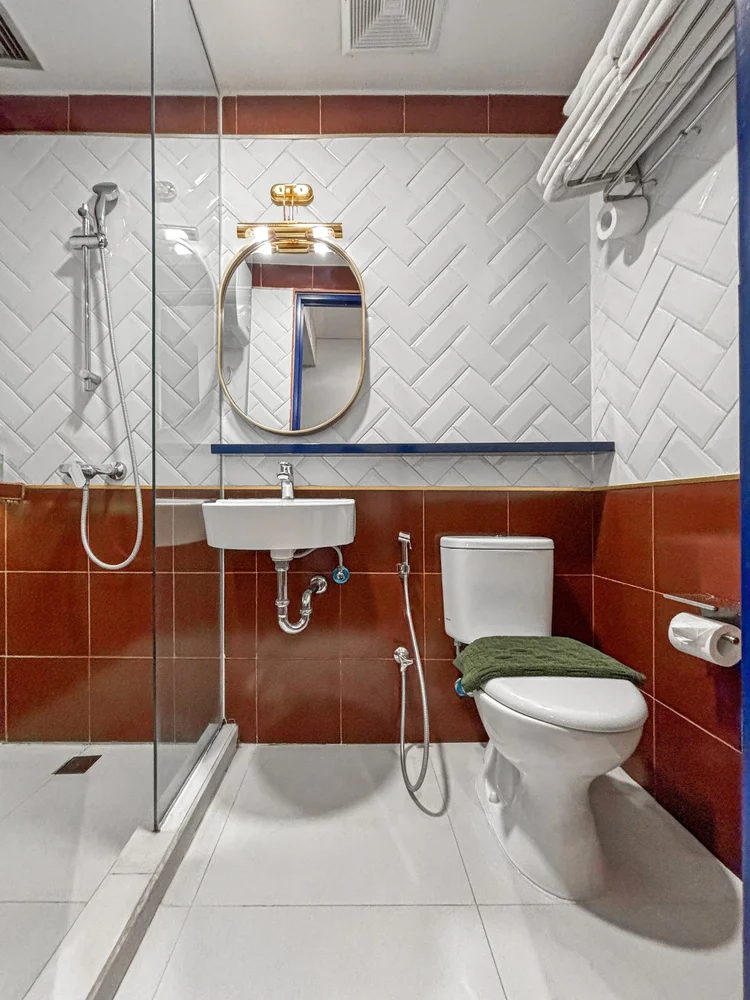 Amsterdam: Kamar mandi modern dengan shower air hangat dan toilet.