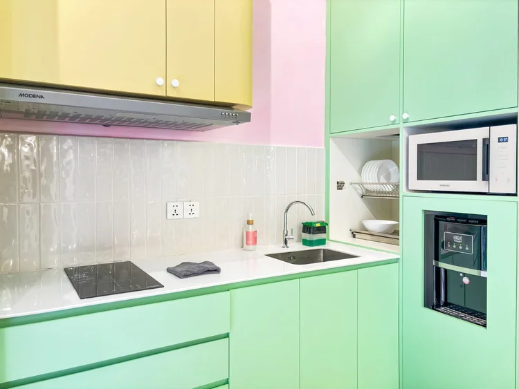 Gangnam: Dapur terbuka dengan kompor induksi dan penyimpanan luas, siap masak sendiri.