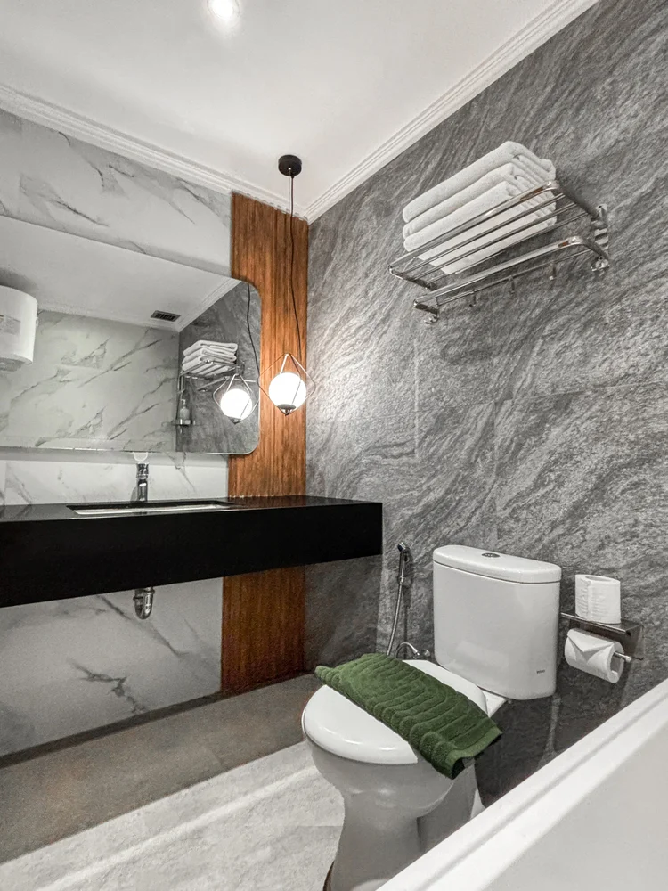 Salzburg: Tiga kamar mandi di unit ini; sabun, sampo, dan tisu sama di semua unit.