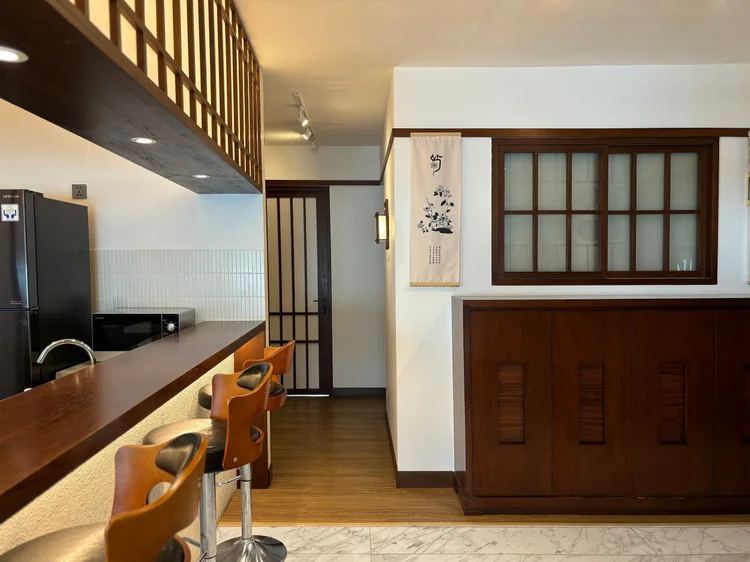Okinawa: Kulkas dan penyimpanan luas ada di dapur, cukup buat belanja seminggu.