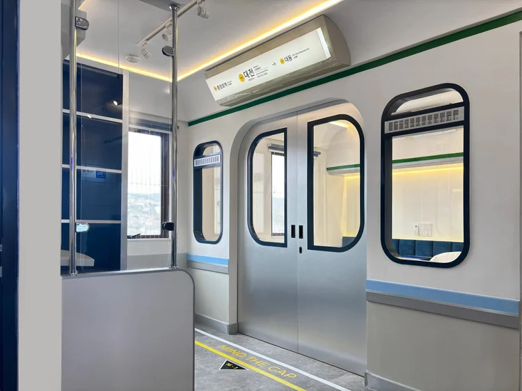 Dae Jeon: Cermin besar dan jendela di dekat pintu ala kereta stasiun.