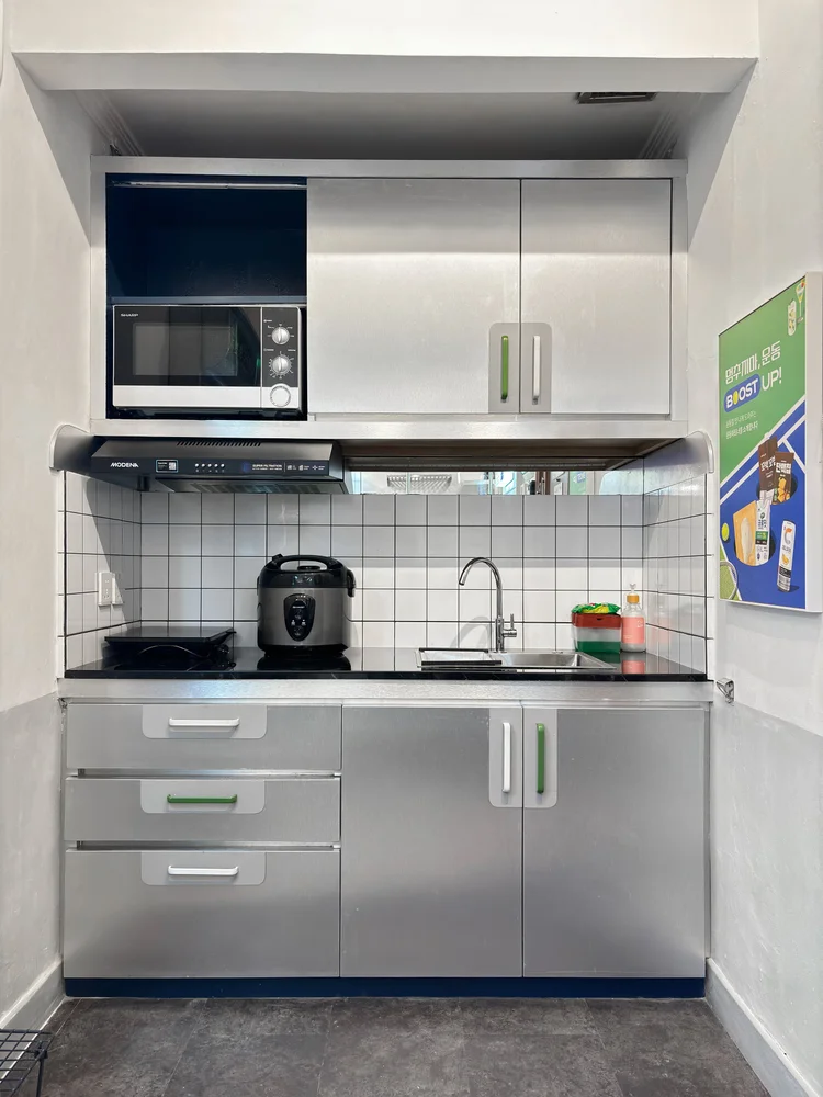 Dae Jeon: Dapur dengan microwave dan lemari logam ala kereta; minimarket di lobi jual bahan dasar buat masak.
