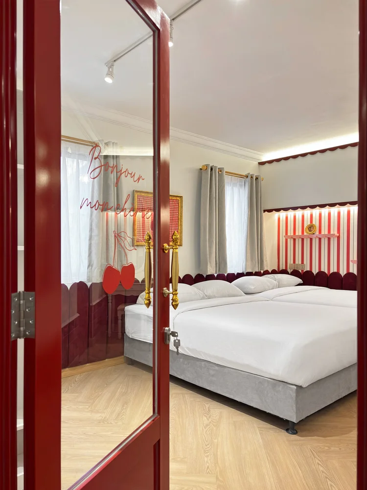 Chamonix: Pintu merah ala Prancis membuka ke kamar tidur, dengan cermin di sampingnya.
