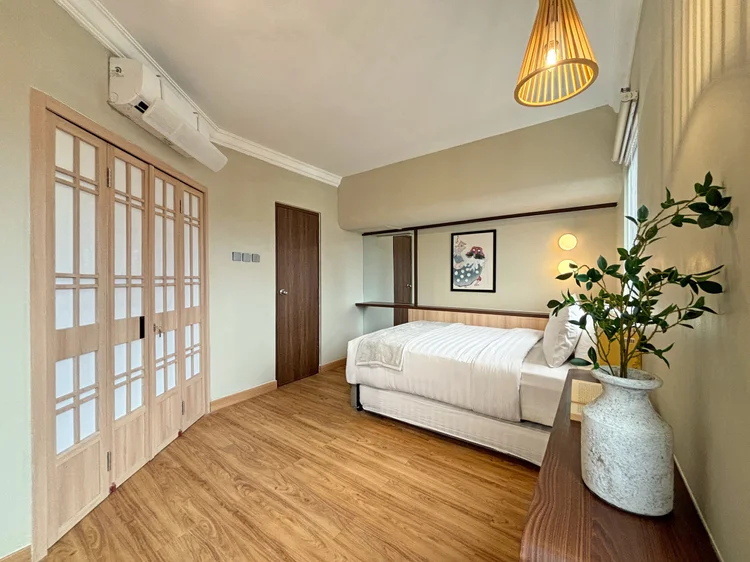 Nakameguro: Kamar tidur di balik pintu shoji, dengan AC dan small double bed 140 cm.