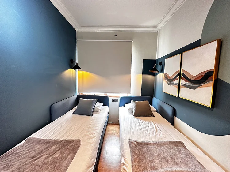 Boston: Kamar kedua dengan dua kasur single terpisah dan AC, cocok untuk teman seperjalanan.