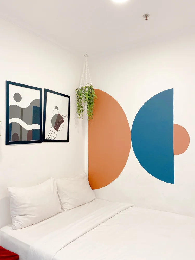Palermo: Kamar dengan small double 140 cm dan mural geometris oranye biru.