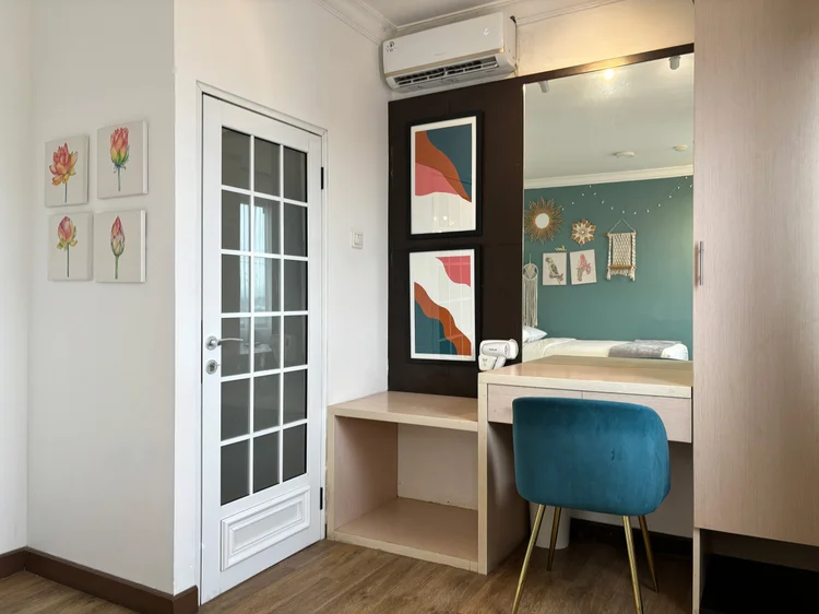 Florence: Meja rias dengan cermin dan AC, di kamar utama.