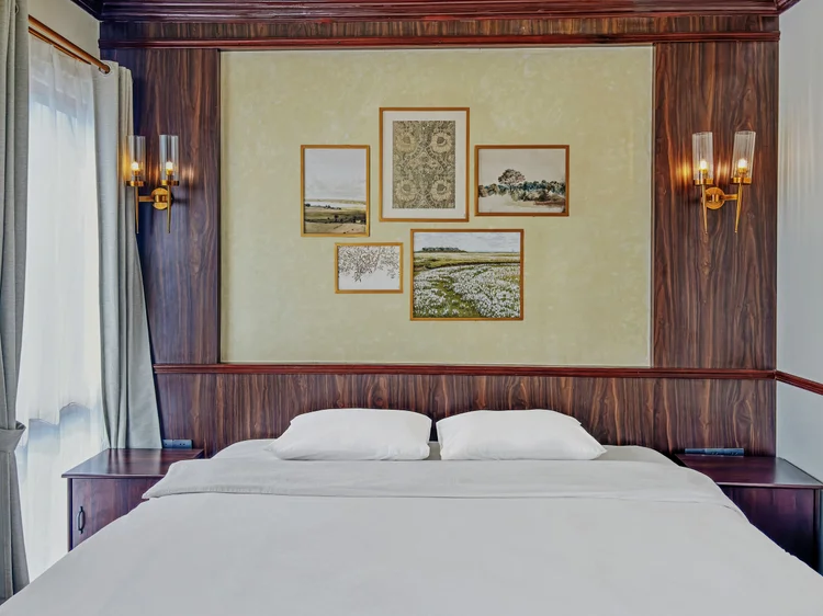 Kensington: Kamar utama dengan super king bed 200 cm, ukuran paling lega di unit ini.