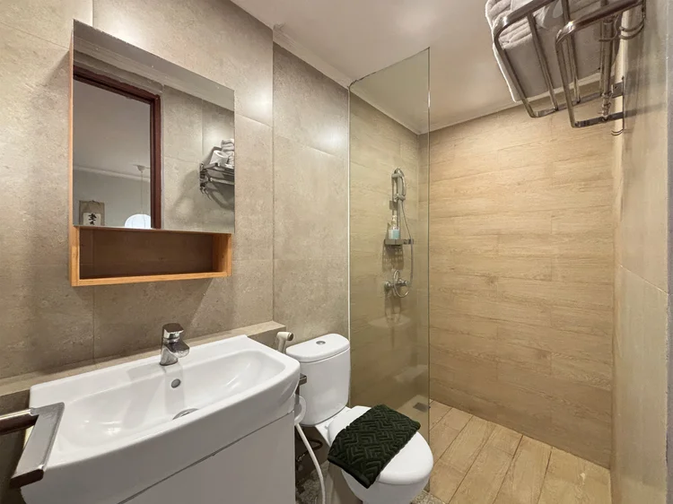 Nagoya: Kamar mandi modern dengan shower air panas.