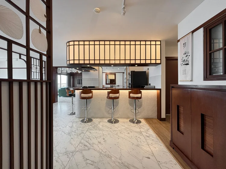 Okinawa: Bar counter dengan kursi tinggi, salah satu dari beberapa titik dapur di unit ini.
