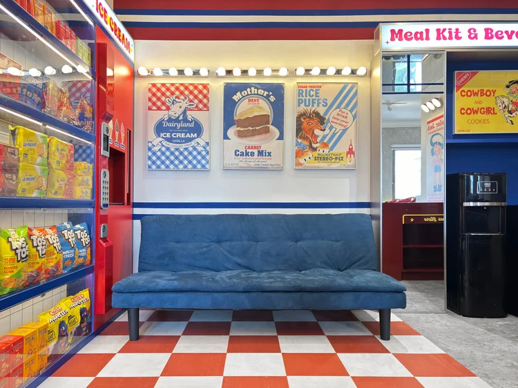 Miami: Sofa bed biru di depan rak, sudah termasuk kapasitas 5 orang.