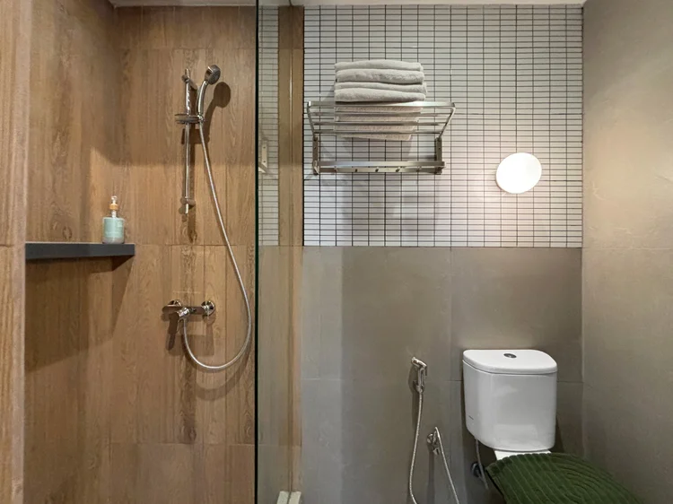Nara: Shower air panas dan handuk bersih untuk tiap tamu.