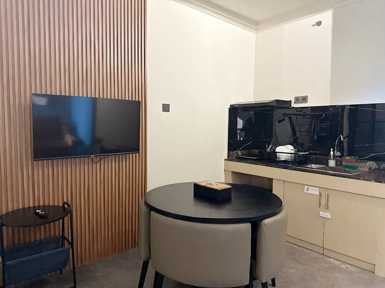 Boston: Smart TV di dinding kayu, meja makan bundar tepat di sebelah dapur.