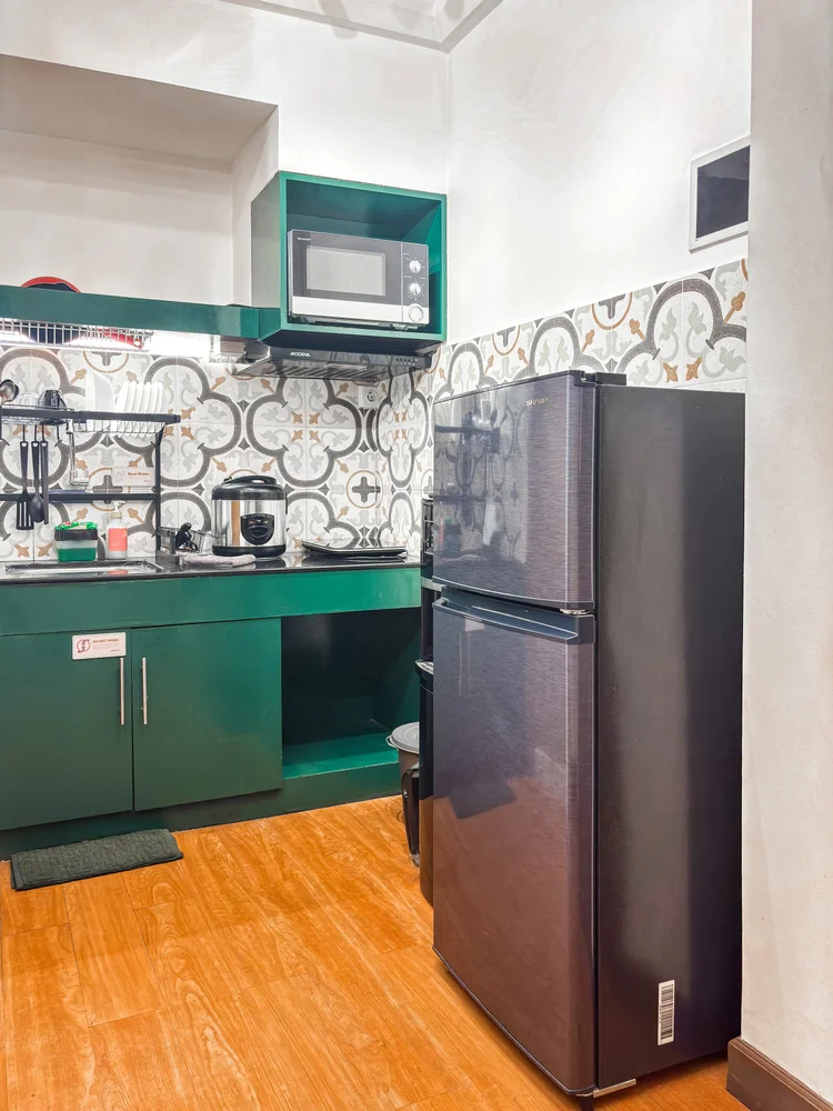 Tanzania: Kulkas dua pintu dan microwave di dapur terbuka, siap untuk masak sendiri.