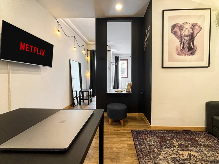 Nairobi: Meja kerja menghadap smart TV dengan Netflix, cermin badan di dekatnya.