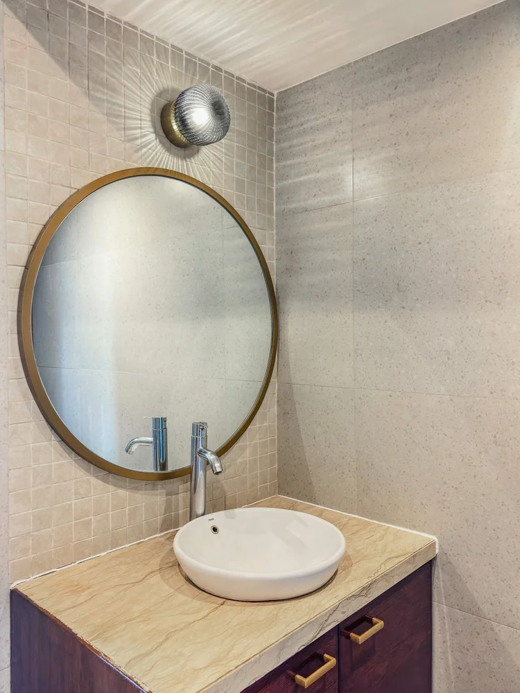 Kensington: Wastafel dan cermin bundar di kamar mandi, sentuhan detail di tiap sudut Kensington.