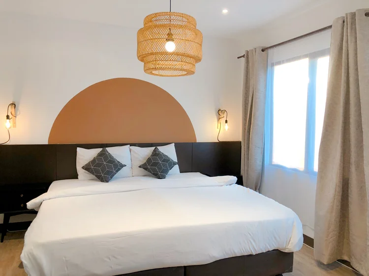 Positano: Kamar utama: king bed 200 cm dengan AC dan kamar mandi dalam.